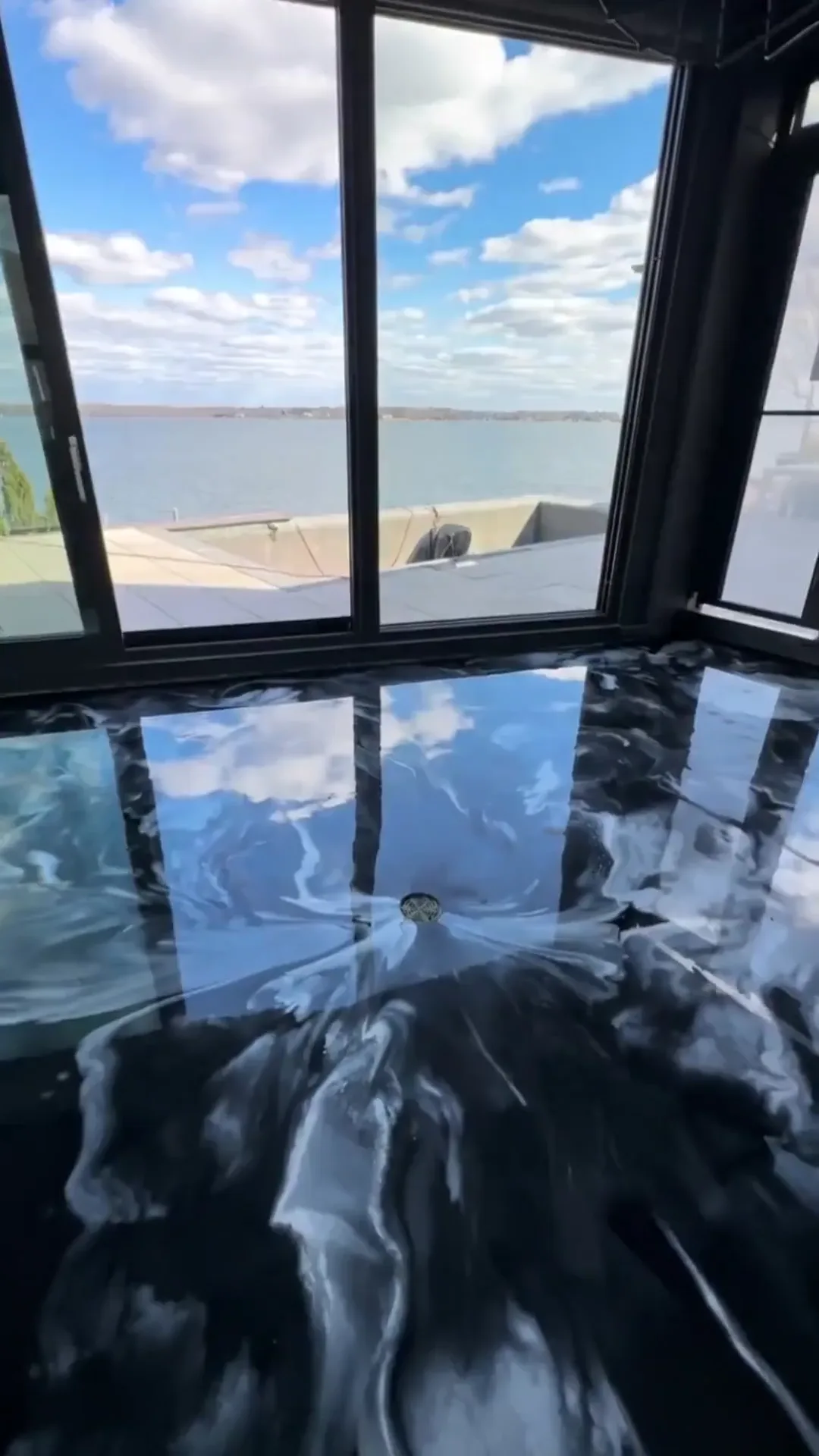 Plancher d'époxy métallique liquide au fini miroir, dans un intérieur lumineux